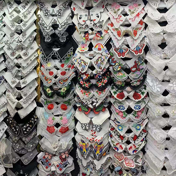 Cum poate un guler fals din dantelă să transforme ținutele de zi cu zi?