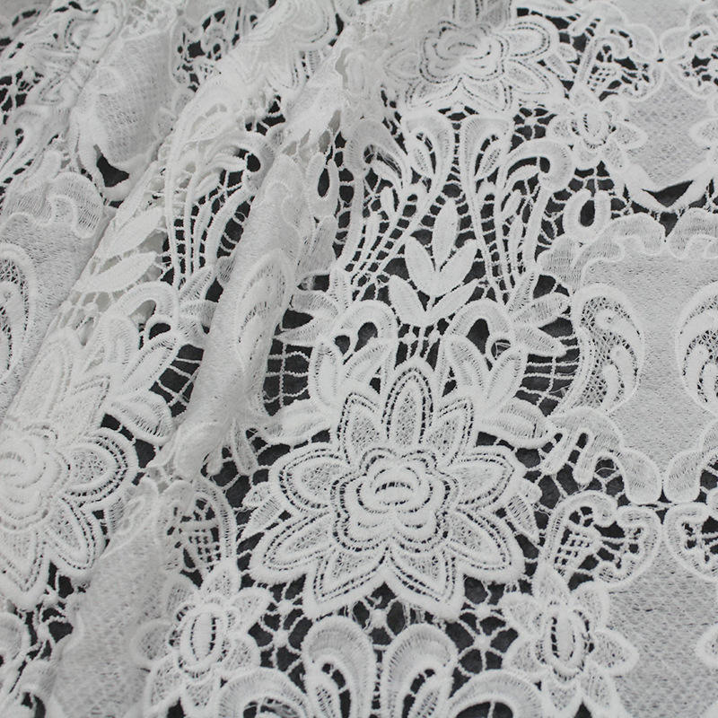 Broderie din poliester tricotat