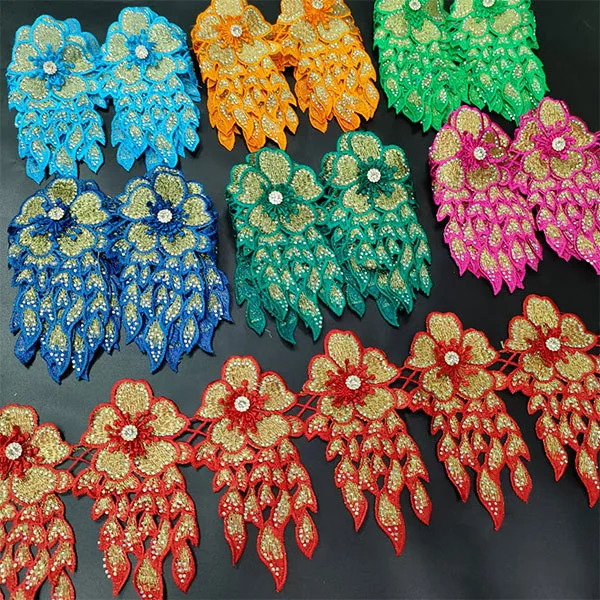 Paiete multi -color și dantelă de piatră